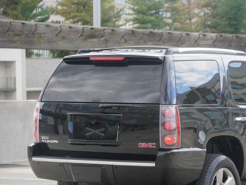 Used 2011 GMC Yukon Denali image 20