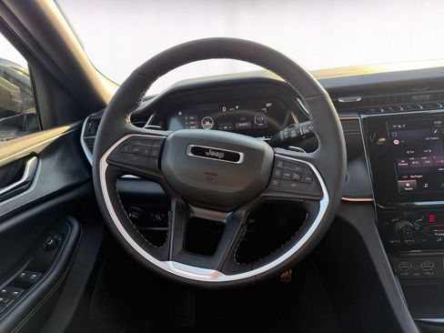 New 2025 Jeep Grand Cherokee Altitude image 12