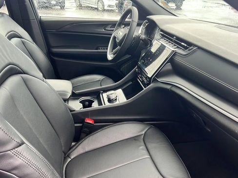 Used 2025 Jeep Grand Cherokee Laredo X w/ Luxury Tech Group I AWD/4WD image 6