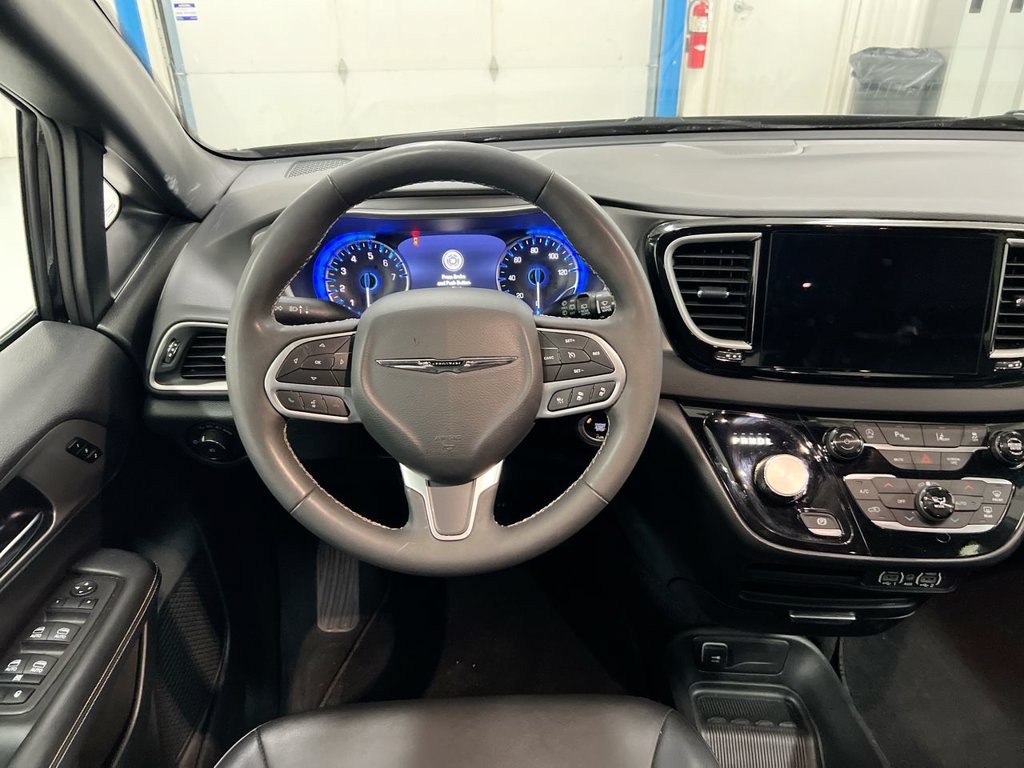 Used 2025 Chrysler Pacifica Select FWD image 11