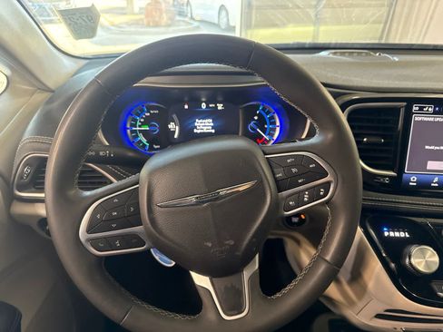 Used 2023 Chrysler Pacifica Touring-L FWD image 23