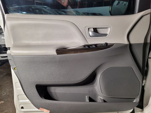 Used 2016 Toyota Sienna XLE image 16