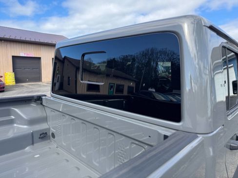 Used 2020 Jeep Gladiator Overland AWD/4WD image 9