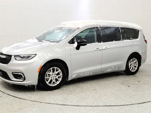 Used 2024 Chrysler Pacifica Touring-L image 3