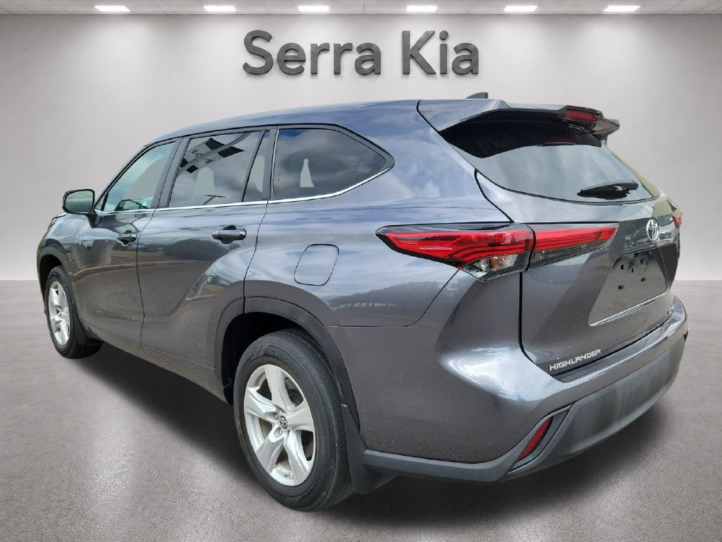 Used 2023 Toyota Highlander LE AWD/4WD image 3