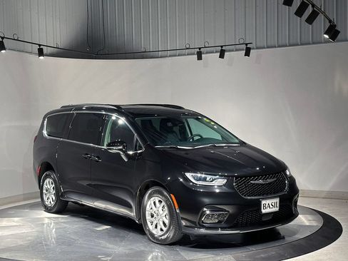 Used 2022 Chrysler Pacifica Touring-L FWD image 3