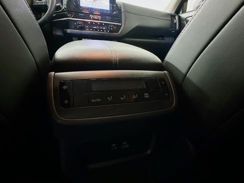 Used 2025 Nissan Pathfinder SL FWD image 27