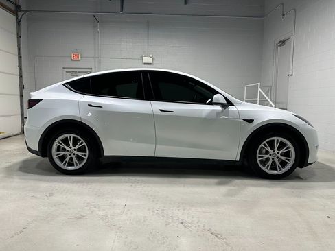 Used 2023 Tesla Model Y Long Range AWD/4WD image 2