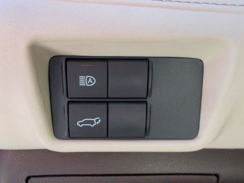 Used 2021 Toyota Highlander XLE image 21