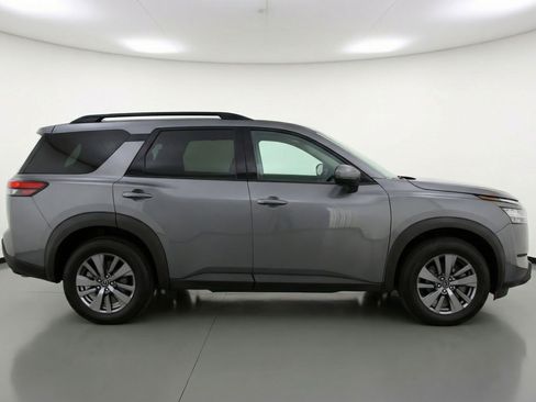 Used 2025 Nissan Pathfinder SV image 11