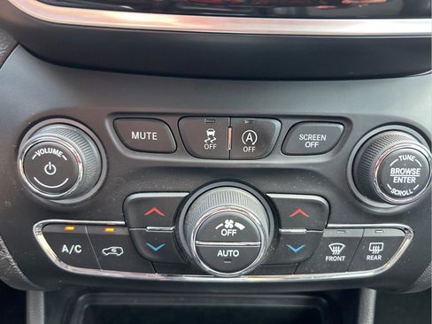 Certified 2019 Jeep Cherokee Limited w/ Technology Group FWD image 31