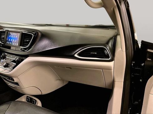 Used 2018 Chrysler Pacifica Touring-L FWD image 16