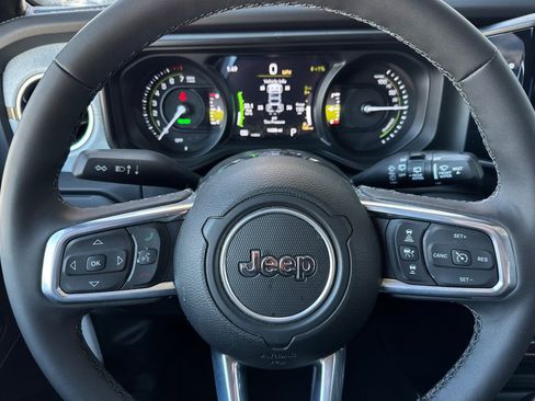 Used 2025 Jeep Wrangler Unlimited Sahara AWD/4WD image 26