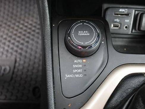 Used 2016 Jeep Cherokee Latitude w/ Safety/Convenience Group AWD/4WD image 23