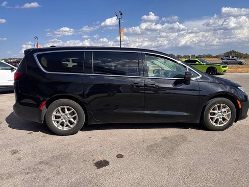 Used 2024 Chrysler Pacifica Touring-L FWD image 4