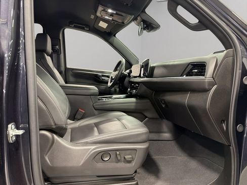 Used 2025 Chevrolet Suburban Z71 AWD/4WD image 17