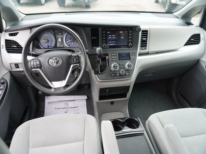 Used 2020 Toyota Sienna LE w/ Carpet Mat Package