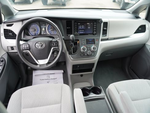 Used 2020 Toyota Sienna LE w/ Carpet Mat Package FWD image 2