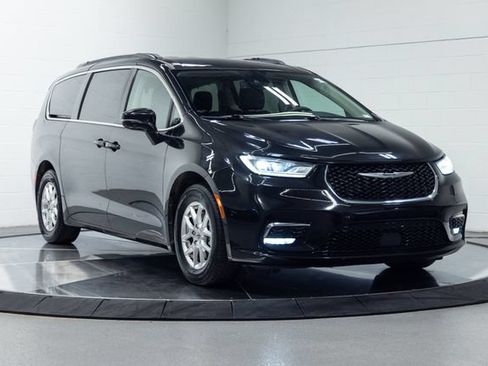 Used 2022 Chrysler Pacifica Touring-L FWD image 4