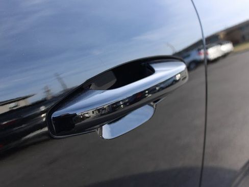 Used 2025 Volvo XC40 B5 Plus image 9