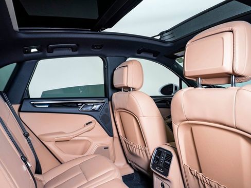 Certified 2025 Porsche Macan image 16