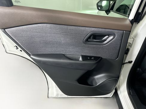 Used 2023 Nissan Rogue S image 25