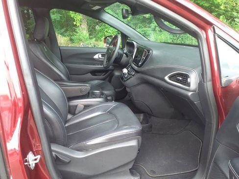 Used 2022 Chrysler Pacifica Touring-L w/ S Appearance Package FWD image 10
