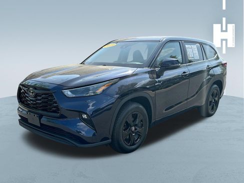 Used 2023 Toyota Highlander LE FWD image 3