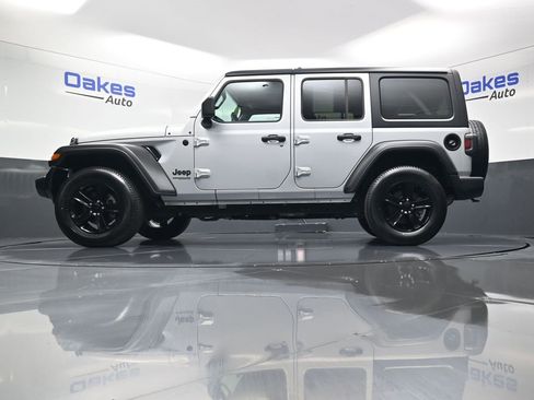 Used 2022 Jeep Wrangler Unlimited Sport image 39