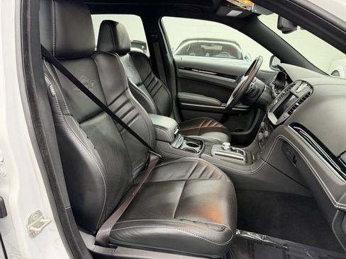 Used 2023 Chrysler 300 C image 23