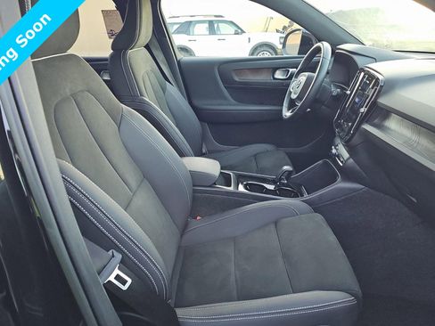 Used 2023 Volvo XC40 Recharge Plus image 11