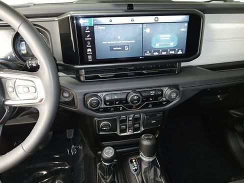 Used 2025 Jeep Wrangler Unlimited Sahara image 17