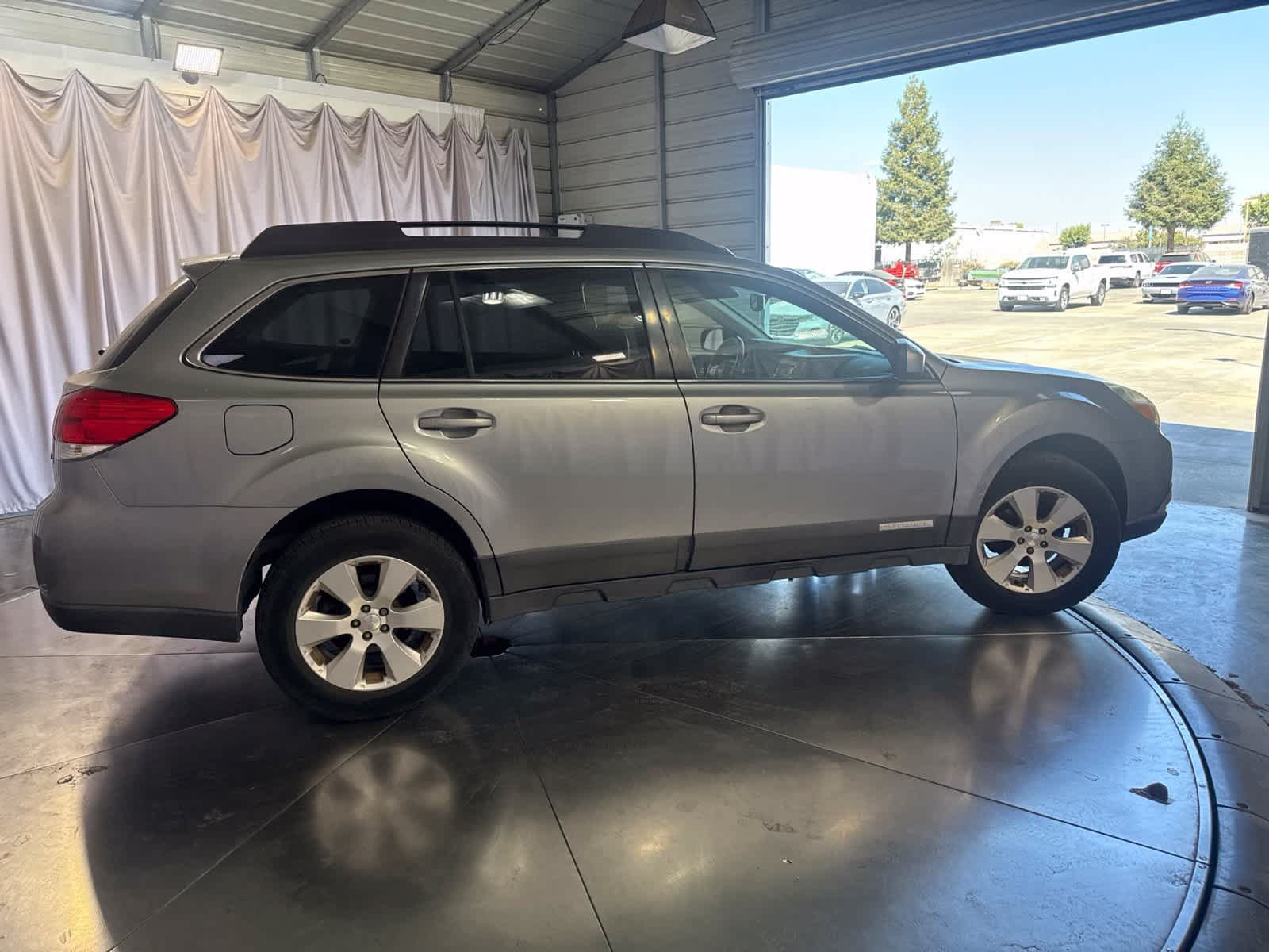 Used 2011 Subaru Outback 2.5i Limited w/ PWR Moonroof Pkg AWD/4WD image 4