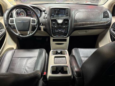 Used 2014 Chrysler Town & Country Touring FWD image 10