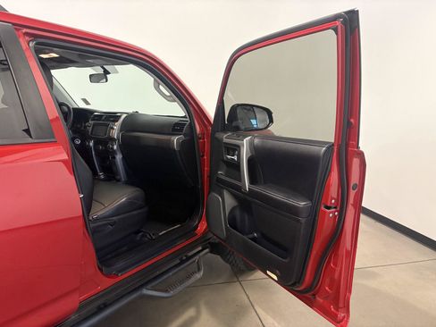 Used 2017 Toyota 4Runner SR5 AWD/4WD image 43