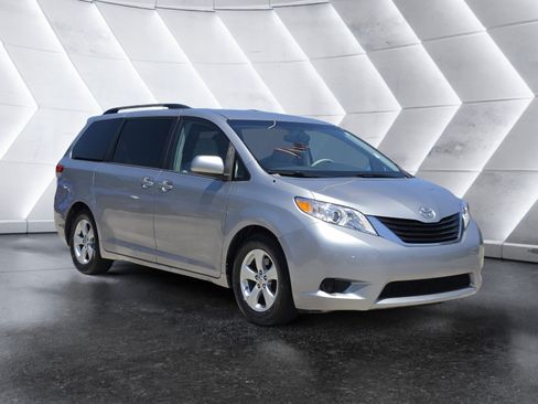 Used 2013 Toyota Sienna LE FWD image 2
