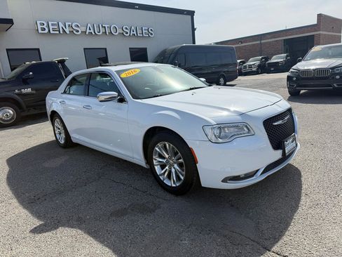 Used 2016 Chrysler 300 C image 4