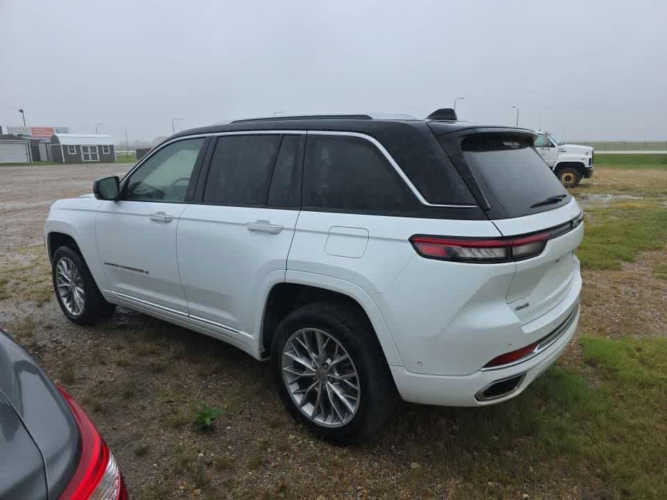 Used 2023 Jeep Grand Cherokee Summit AWD/4WD image 4