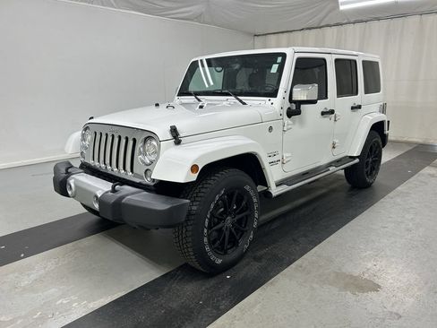 Used 2017 Jeep Wrangler Unlimited Sahara w/ Dual Top Group AWD/4WD image 5