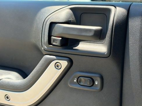 Used 2016 Jeep Wrangler Unlimited Rubicon AWD/4WD image 17