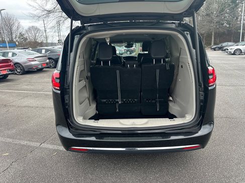 Used 2022 Chrysler Pacifica Touring-L image 18