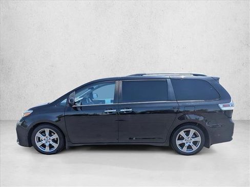 Used 2018 Toyota Sienna SE w/ Carpet Mat Package FWD image 9