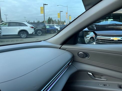 Used 2025 Hyundai Elantra SEL image 36