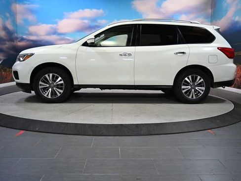 Used 2018 Nissan Pathfinder SV image 4