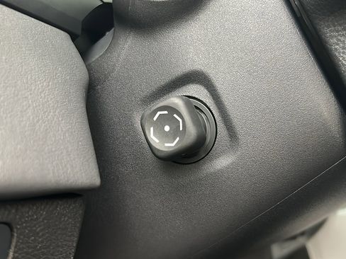 Used 2025 Toyota Sequoia Platinum image 31