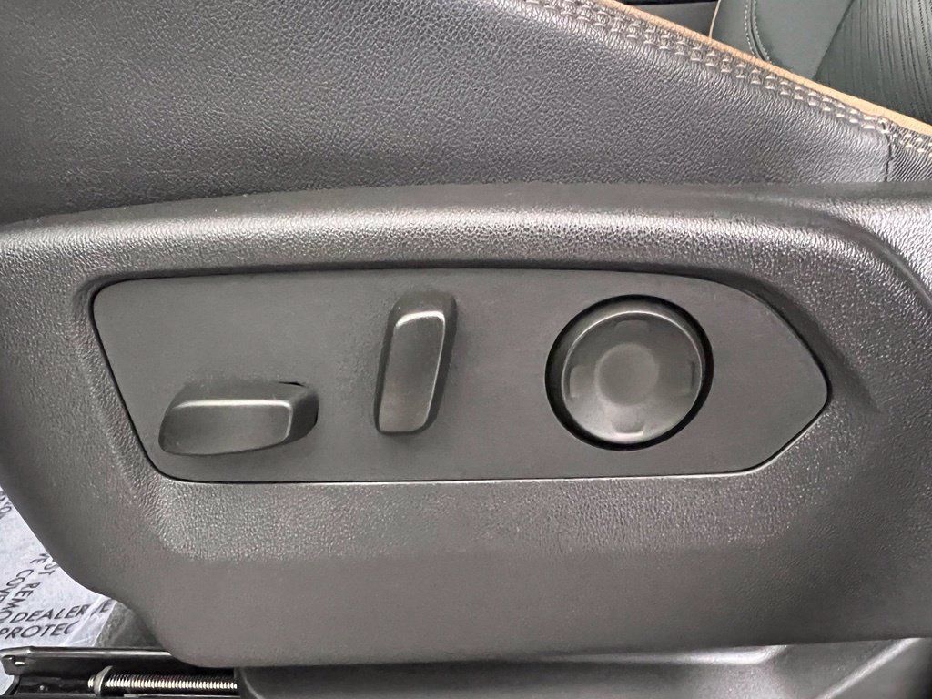 Used 2025 GMC Yukon XL AT4 AWD/4WD image 25