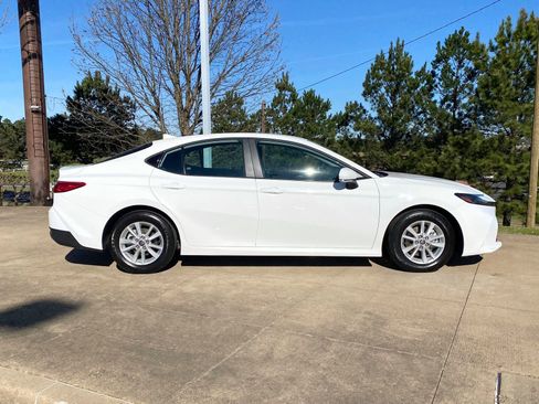Used 2025 Toyota Camry LE image 7