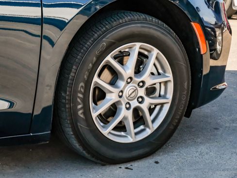 Used 2021 Chrysler Pacifica Touring-L image 58