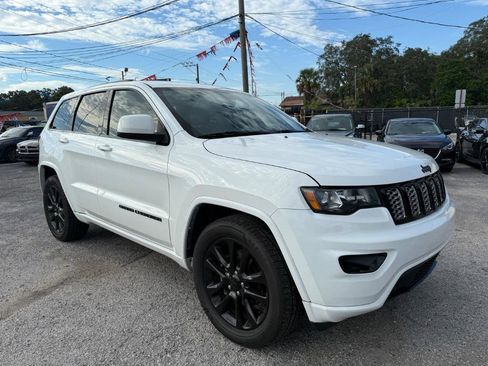 Used 2019 Jeep Grand Cherokee Altitude image 3