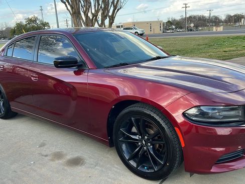 Used 2018 Dodge Charger SXT w/ Blacktop Package image 3